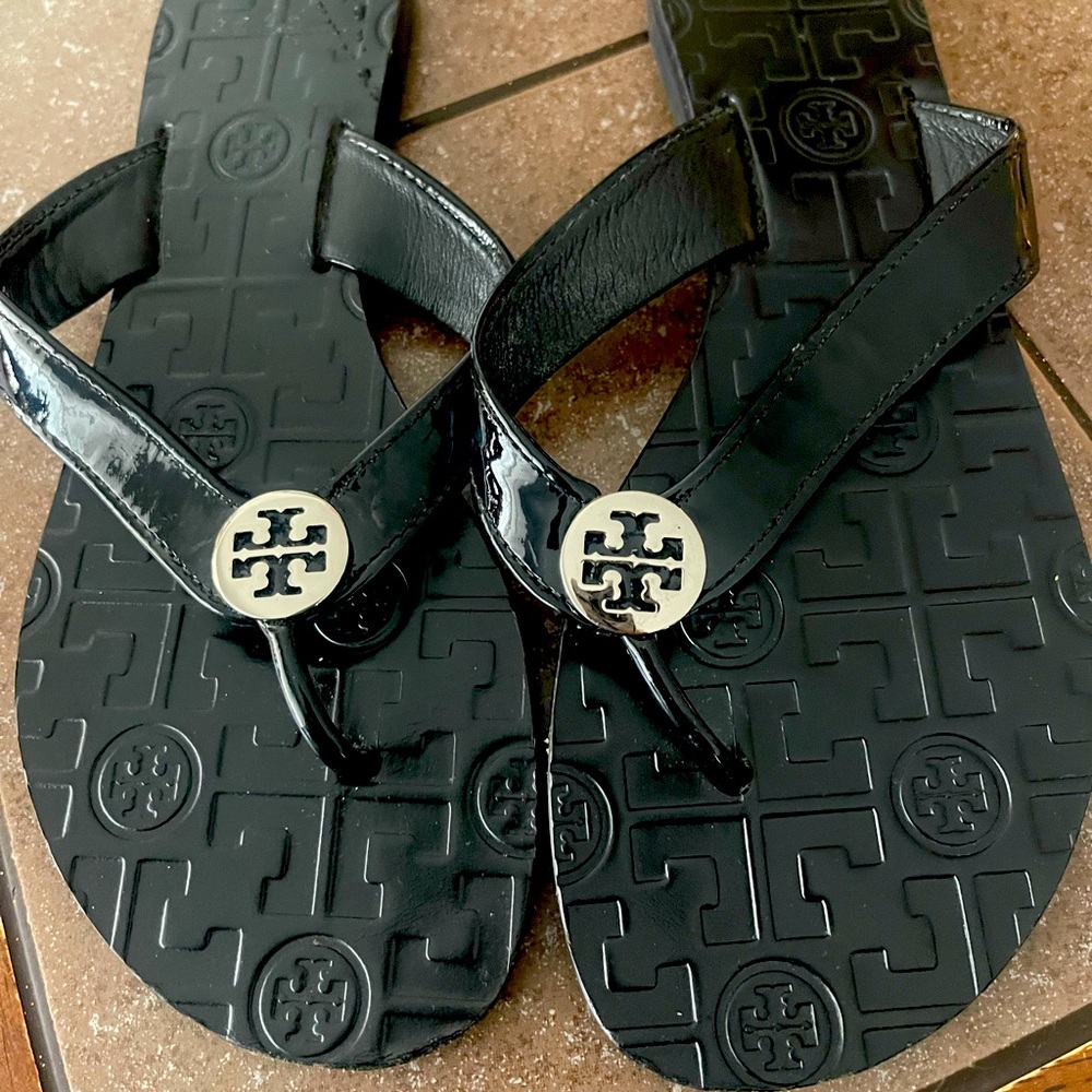 Tori Burch Thora black patent leather flip flop/sandals. Size 6